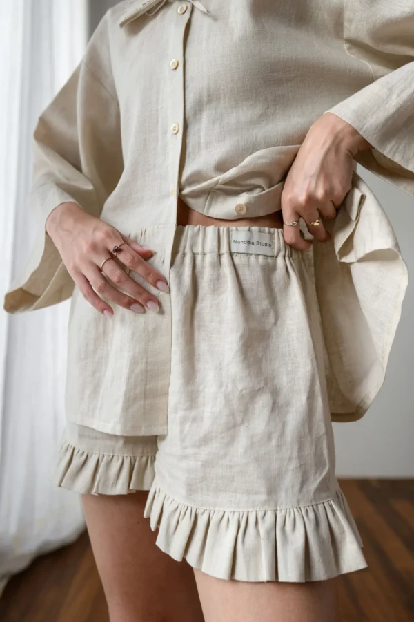 Ľanové šortky s volánom svetlo béžová