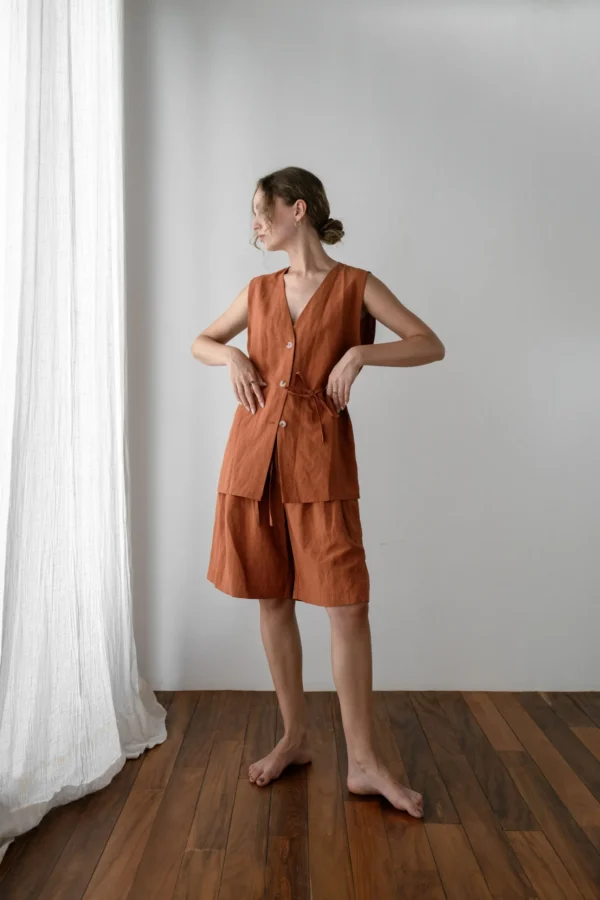 Predĺžená vesta s viazaním tehlová