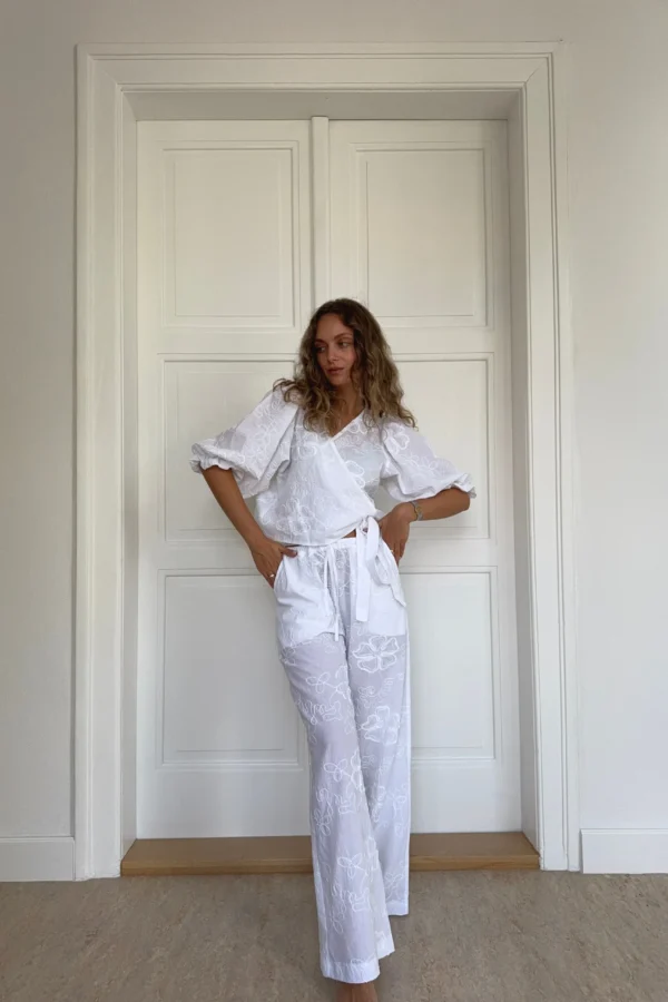 Vyšívané nohavice z tenkej bavlny snehovo biela