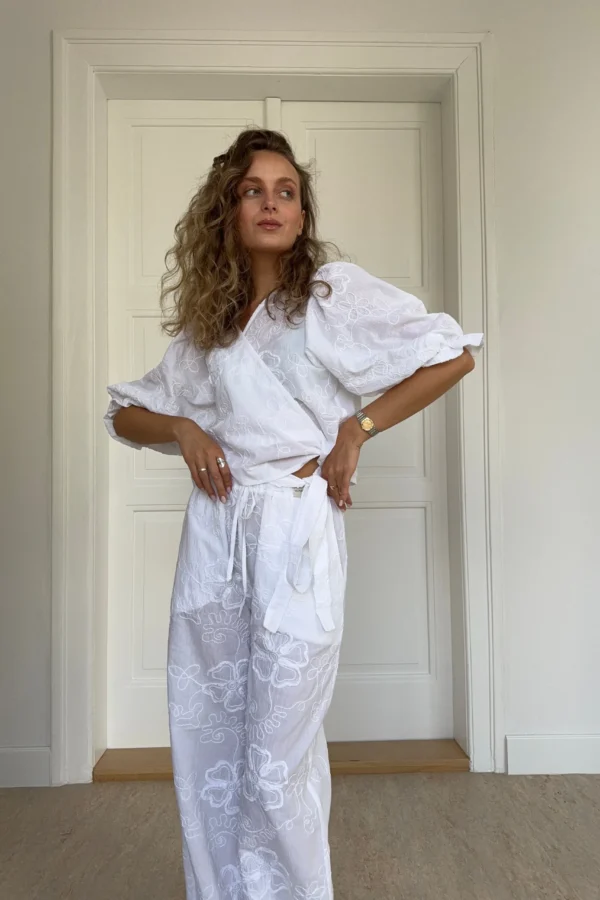 Balónová zavinovacia blúzka z vyšívanej bavlny Snehovo Biela