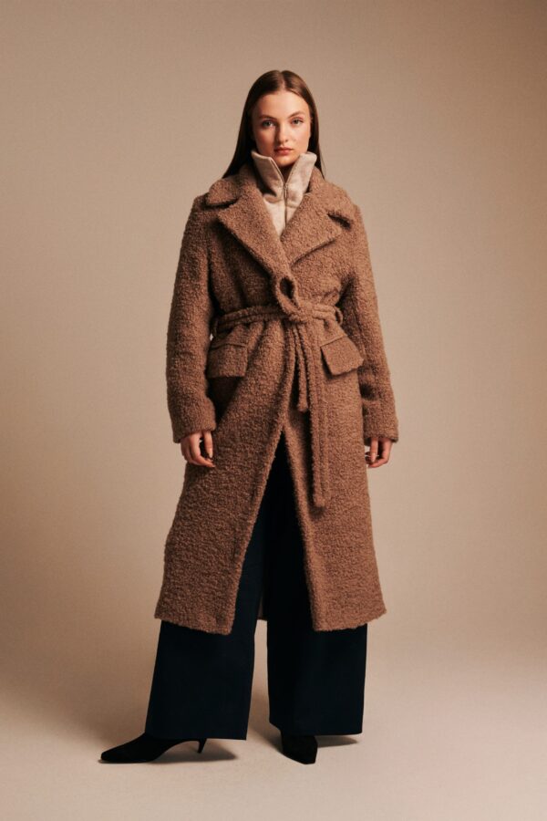 VLNENÝ KABÁT Z BOUCLÉ